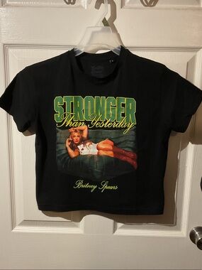 Britney Spears “Stronger Than Yesterday” Black Graphic Crop Tee